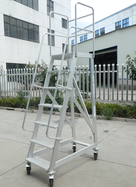 “鋁合金梯子，外面太危險，室外壽命只能一年”